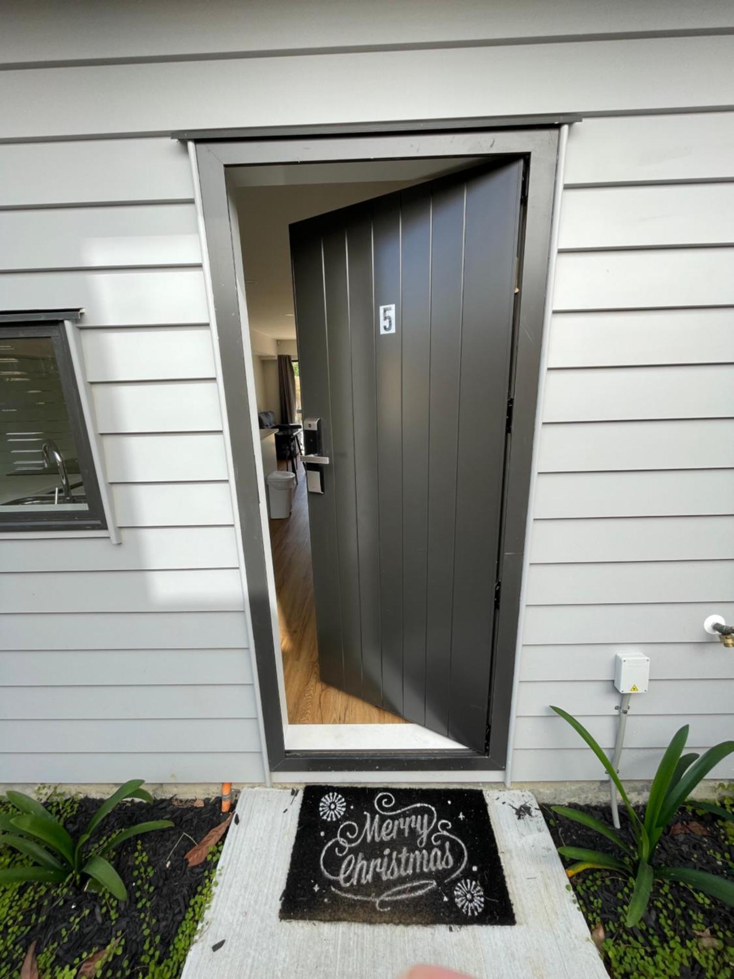Modern Home By The Reserve Auckland Exterior foto